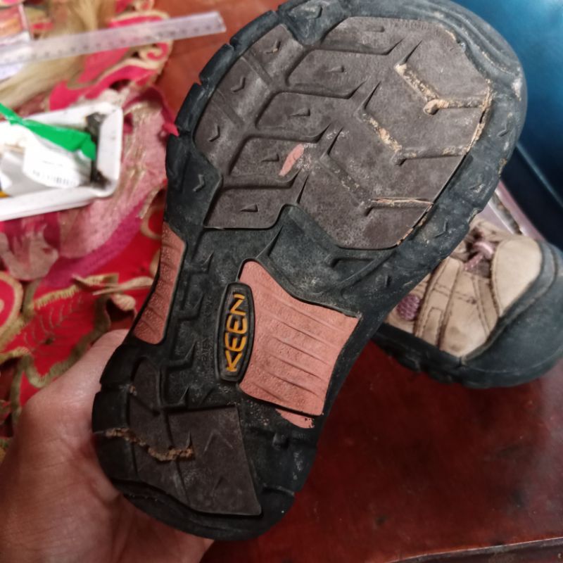 Sepatu gunung anak Keen