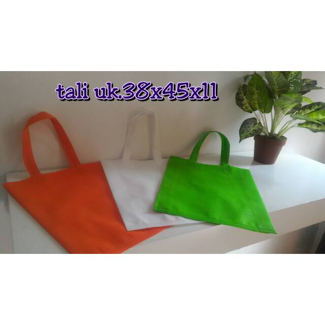 

Tas spunbound /goodie bag dengan pegangan tali ukuran 38x45x11
