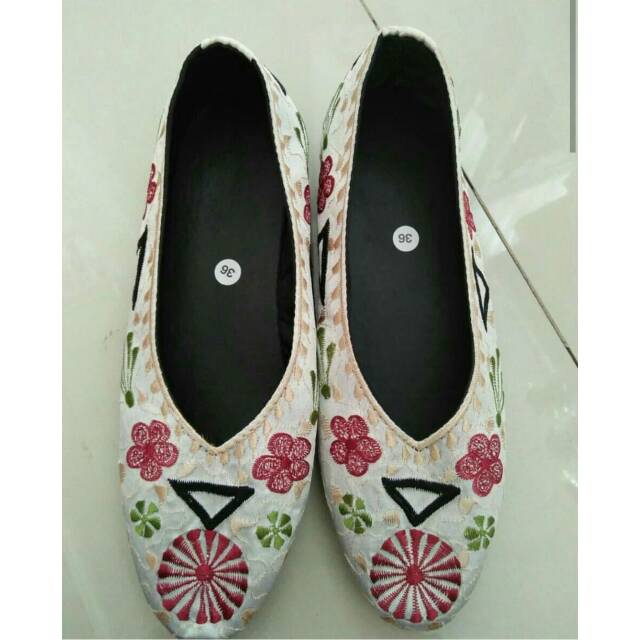 Sepatu Bordir