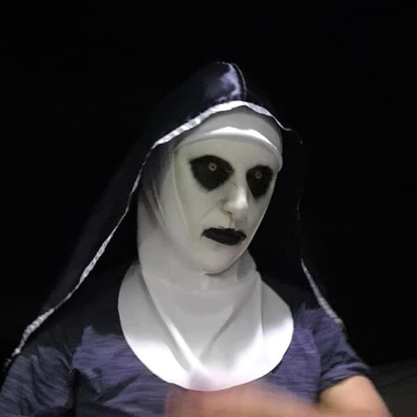 Topeng valak the nun original dengan penutup kepala latex