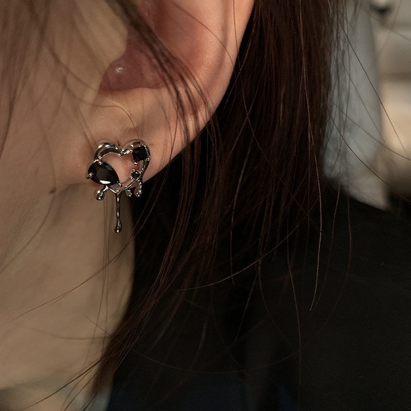 Anting Tusuk Silver Bentuk Hati Hitam Untuk Wanita