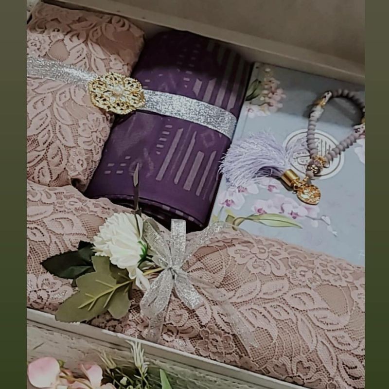

hampers lengkap packing kotak brukat