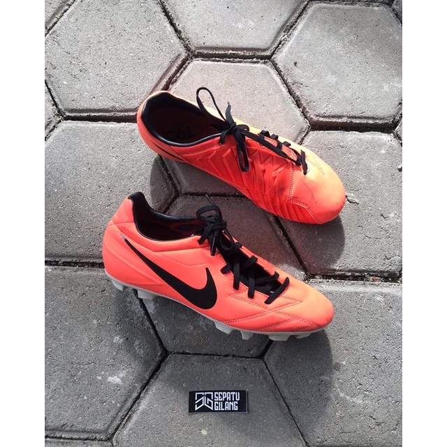 sepatu bola nike t90 strike