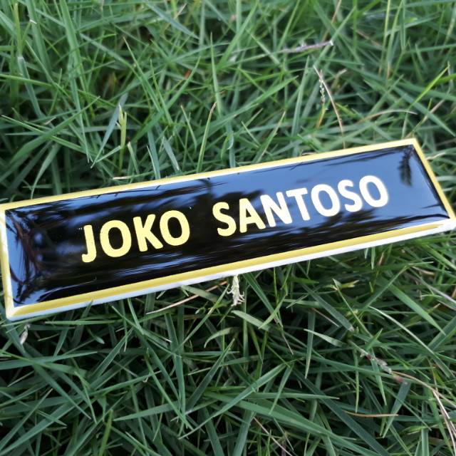 

Name Tag Warna Kuning Emas standar