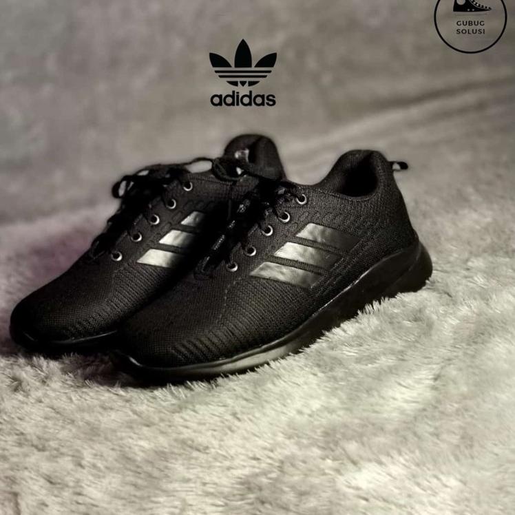 Banyak Dipakai.. Sepatu sekolah / sepatu hitam polos / sepatu polos merek Adidas