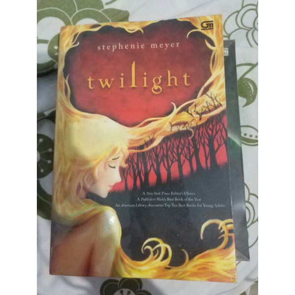 Novel preloved Twilight by Stephenie Meyer