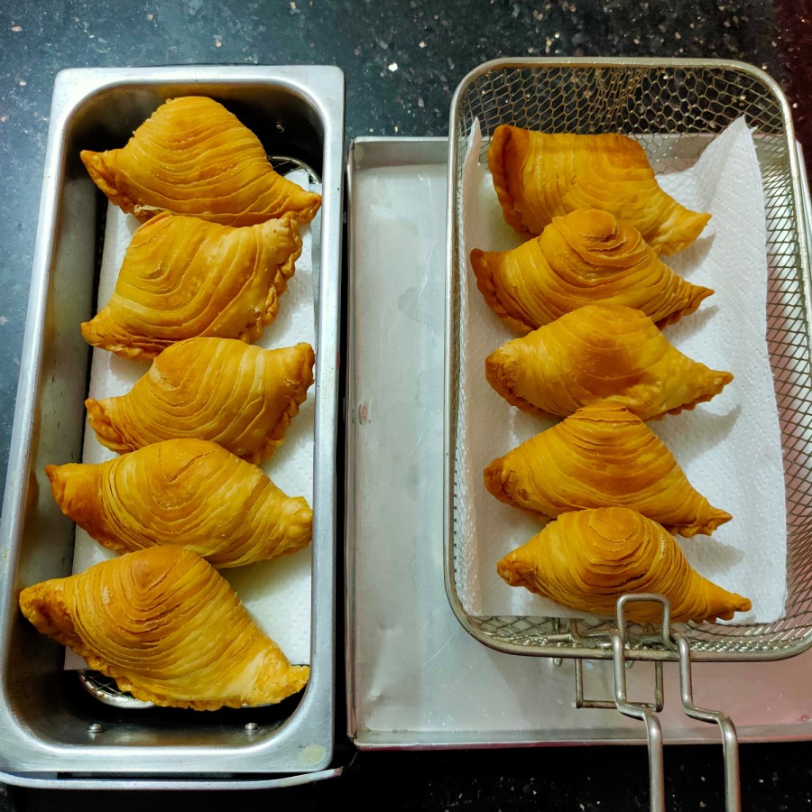 

crispy puff mixed Kari ayam & ayam jamur