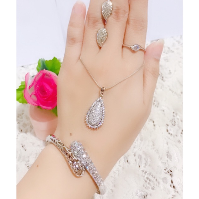 set lapis emas putih permata putih