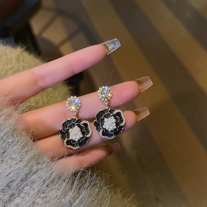 Anting Tusuk Desain Bunga Camellia Hias Mutiara + Berlian Gaya Elegan / Kelas Untuk Wanita