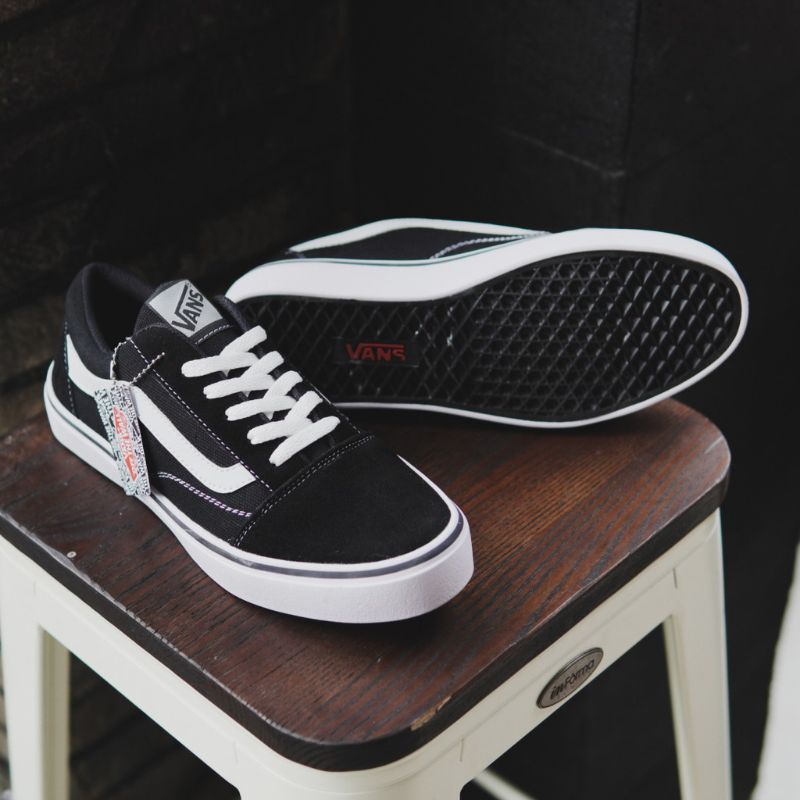 sepatu sneakers vans pria/wanita terlaris paling banyak di cari