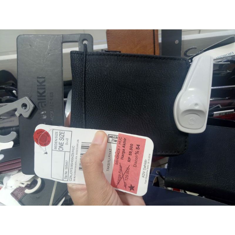 Dompet LC Waikiki dan Tas Uniqlo Jastip Crew