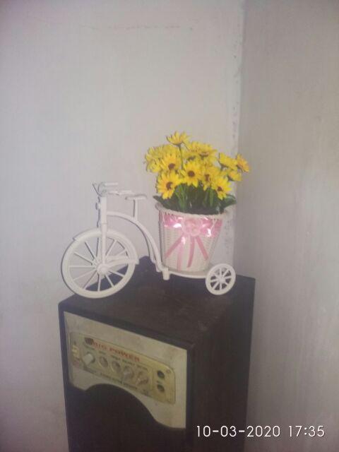 Set Bunga Plastik Matahari Kuntum Dengan Sepeda Rotan Besar