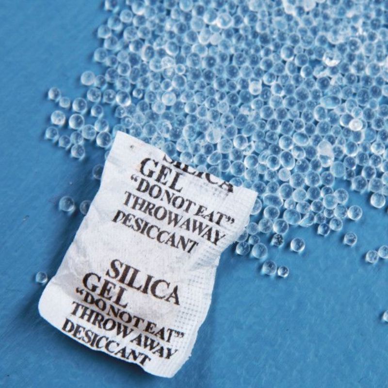 Silica gel pengatur kelembaban penghilang bau sepatu.