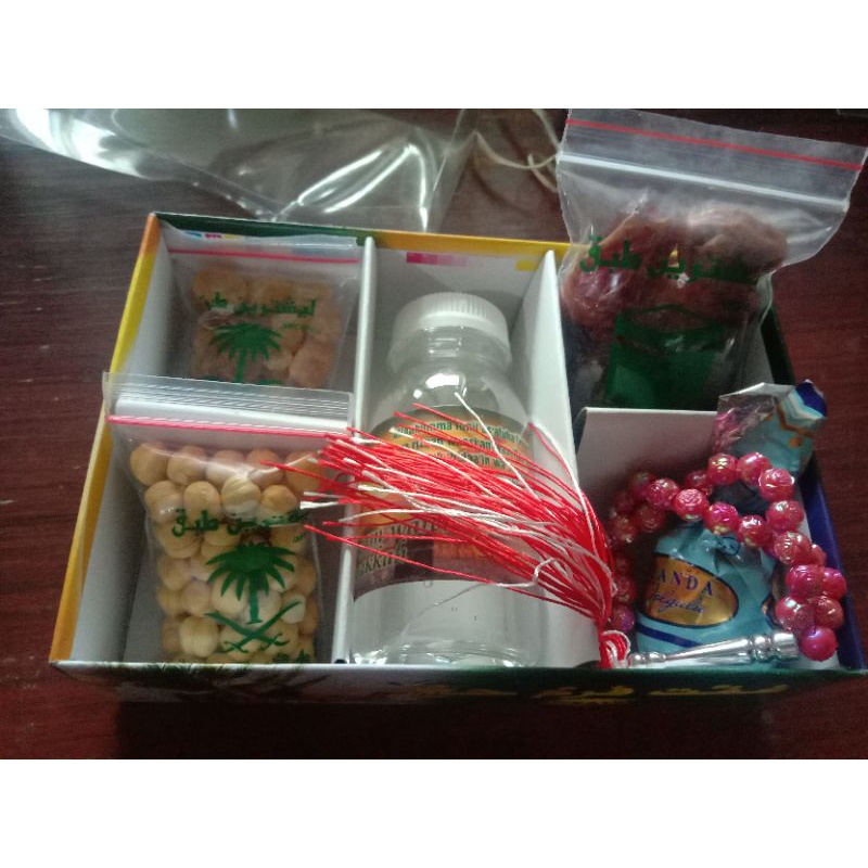 

oleh oleh umroh tasbih mawar plus coklat