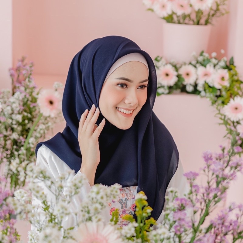 40+ Warna Hijab Segi Empat Bella Square Premium Original Jilbab Bella Square Polos Pollycotton-Navy