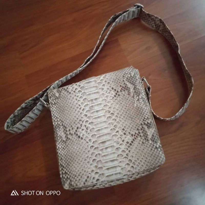 Tas kulit pria by Tina mitra Jambi new vvgc ( jual rugi karena ga dipake . swipe for details )