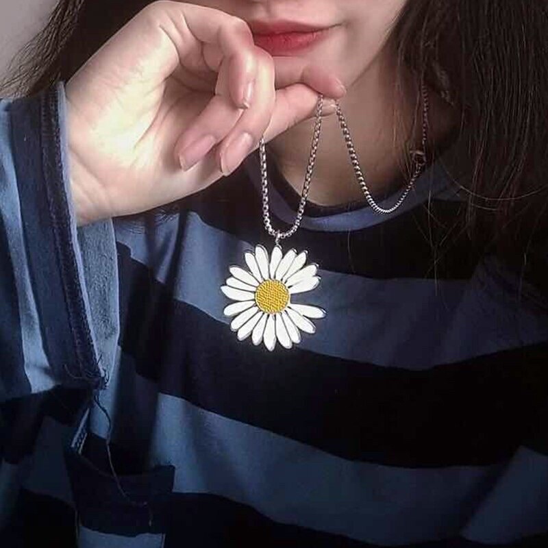 Kalung Rantai dengan Liontin Bunga Daisy Matahari Kecil Bahan Alloy untuk Wanita