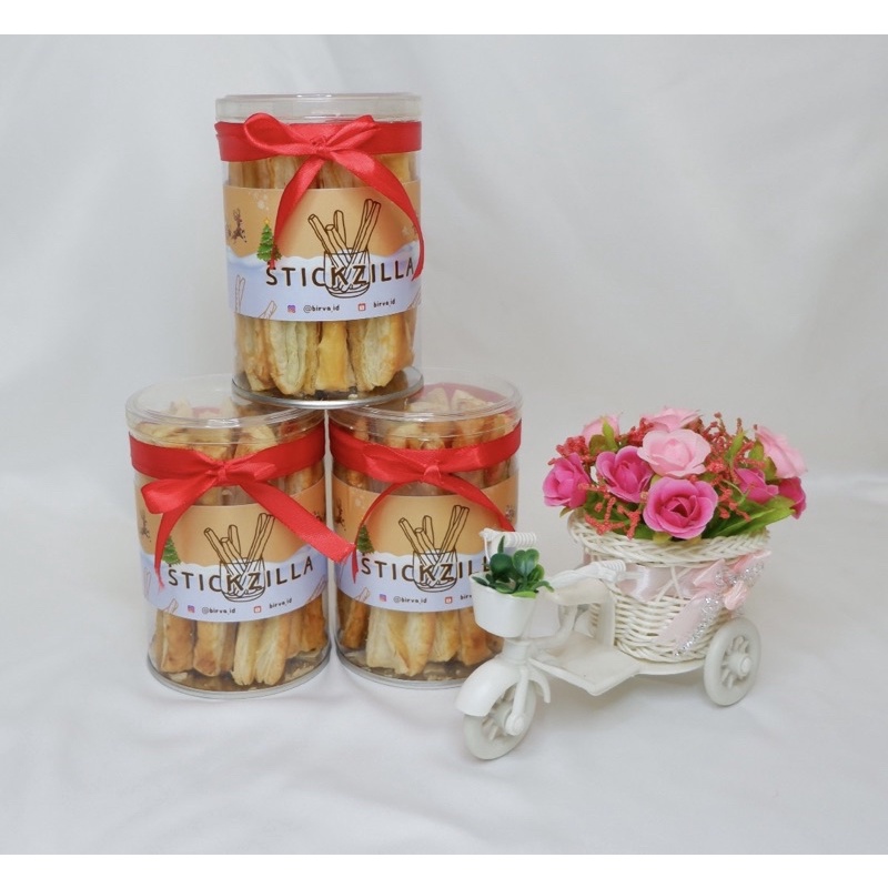 

Stickzilla | Stick pastry dengan olesan selai nanas