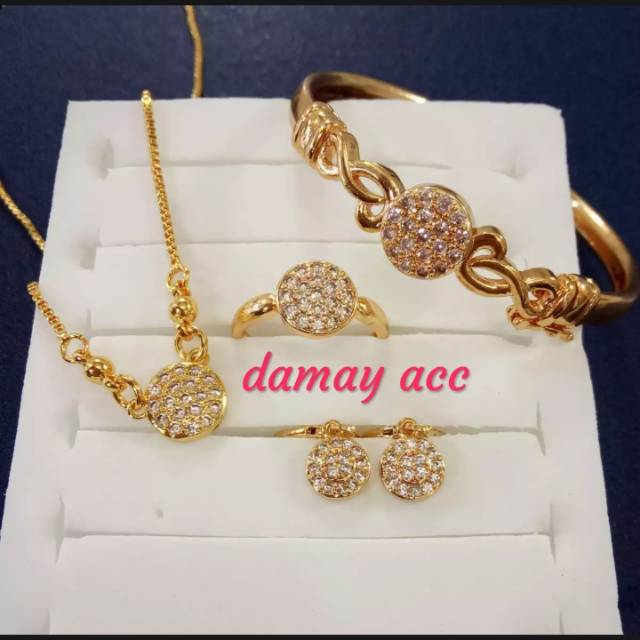 Satu set perhiasan wanita titanium gold 18k bulat fashion