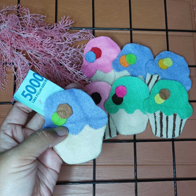 

Amplop karakter lebaran Cupcake 8.5 × 7.5 cm. Dijual per pcs