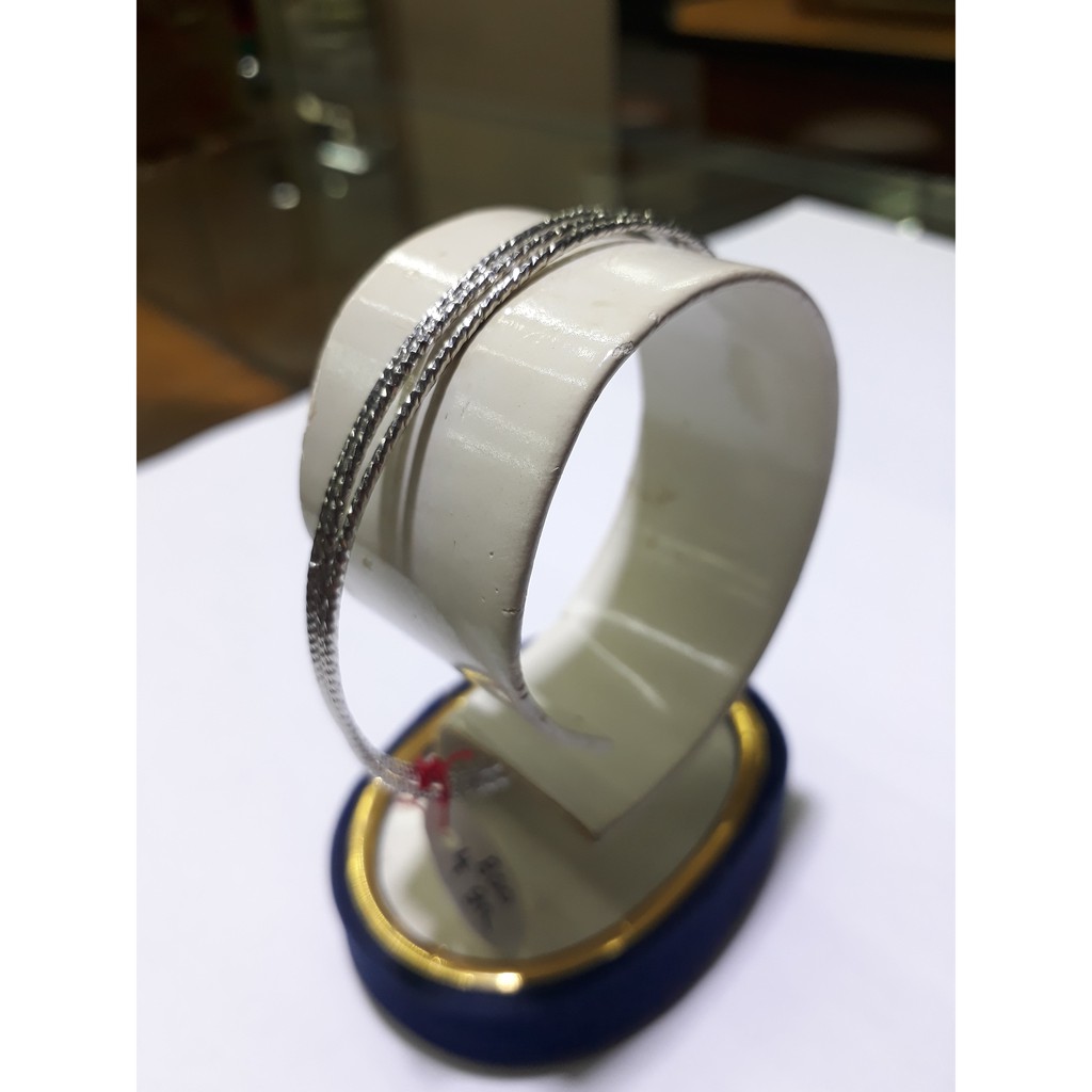 Gelang bulat emas putih 75% berat 4.8 gram diameter 5.5cm dan 5.6cm. White gold bangle