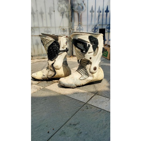 SEPATU ROAD RACE AHRS