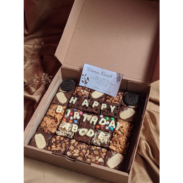 

Fudge Brownies + Set Nama