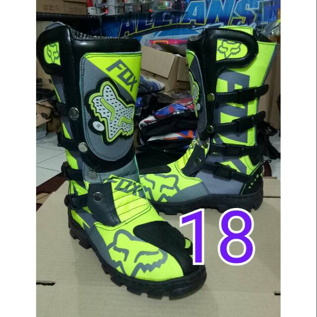 Sepatu cross trail #18 printing motif