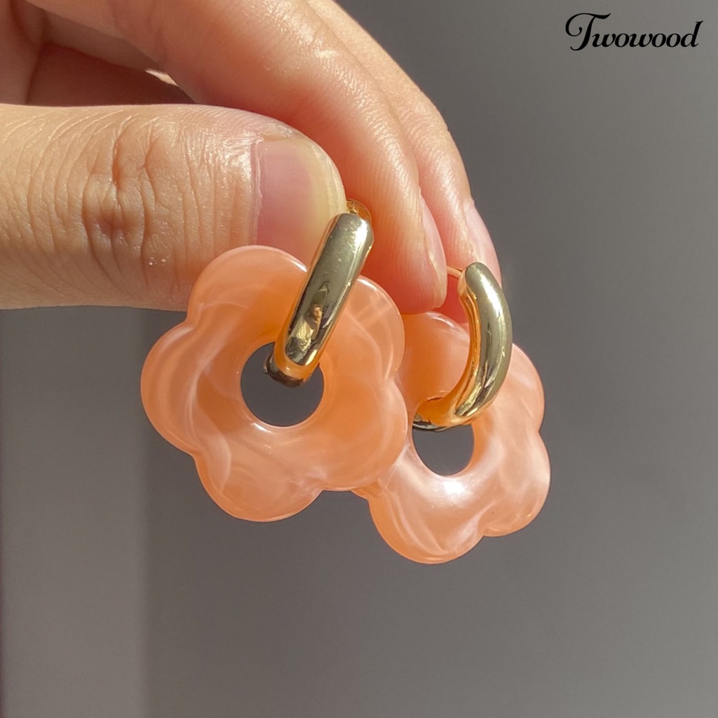 1 Pasang Anting Bentuk Bunga Model Hollow Out Bahan Resin Untuk Wanita