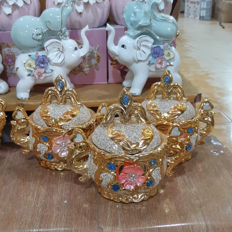 3 Pcs Pajangan Hiasan Toples Pajangan Lemari Kaca Warna Gold Motif Timbul Hiasan Lemari Kaca Toples 