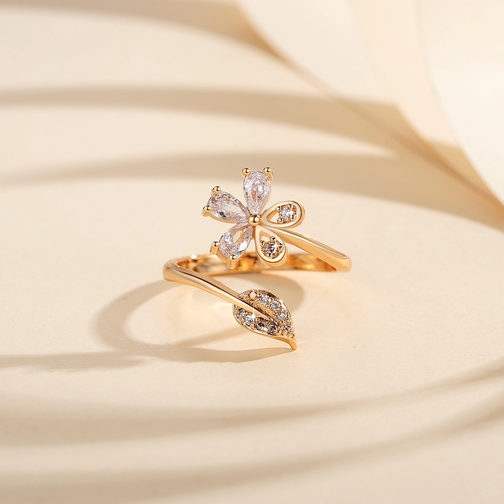 Y695【Barang spot】 Cincin Flower Berlian Wanita Korea Berlapis Emas Titanium Steel Crystal  Cincin Model Terbuka