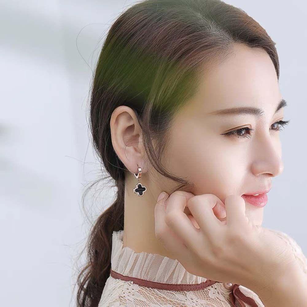 [Elegan] Hadiah Anting Hoop Geometris Pasang Beruntung Semanggi Empat Daun Perhiasan Fashion Temperamen Anting Gaya Korea