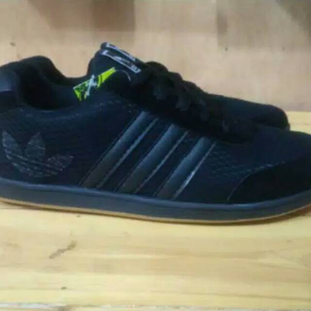 Sepatu adidas full Black
