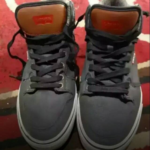 Sepatu levis ori