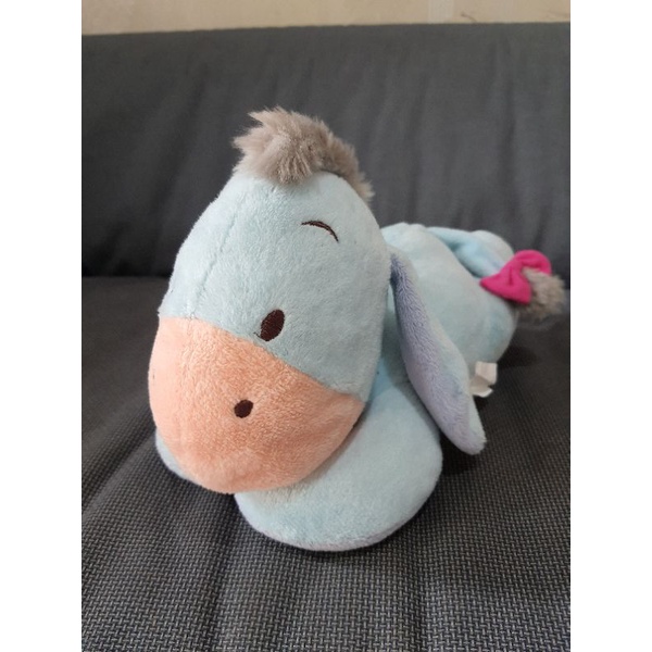 Boneka eeyore tengkurap