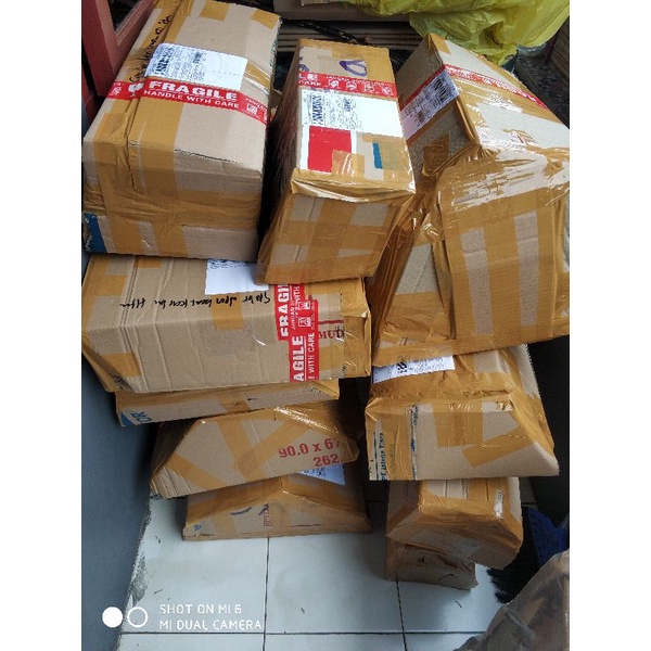 

Kardus (Tebal) Packing Dobel Untuk Mengurani Resiko Barang Pecah + Bubble Wrap