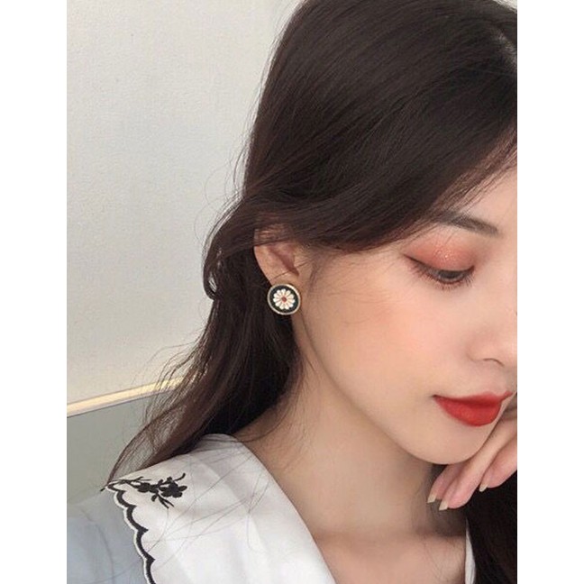 LRC Anting Tusuk Fashion Golden Daisy Oil Drop Geometric Round Earrings A61784