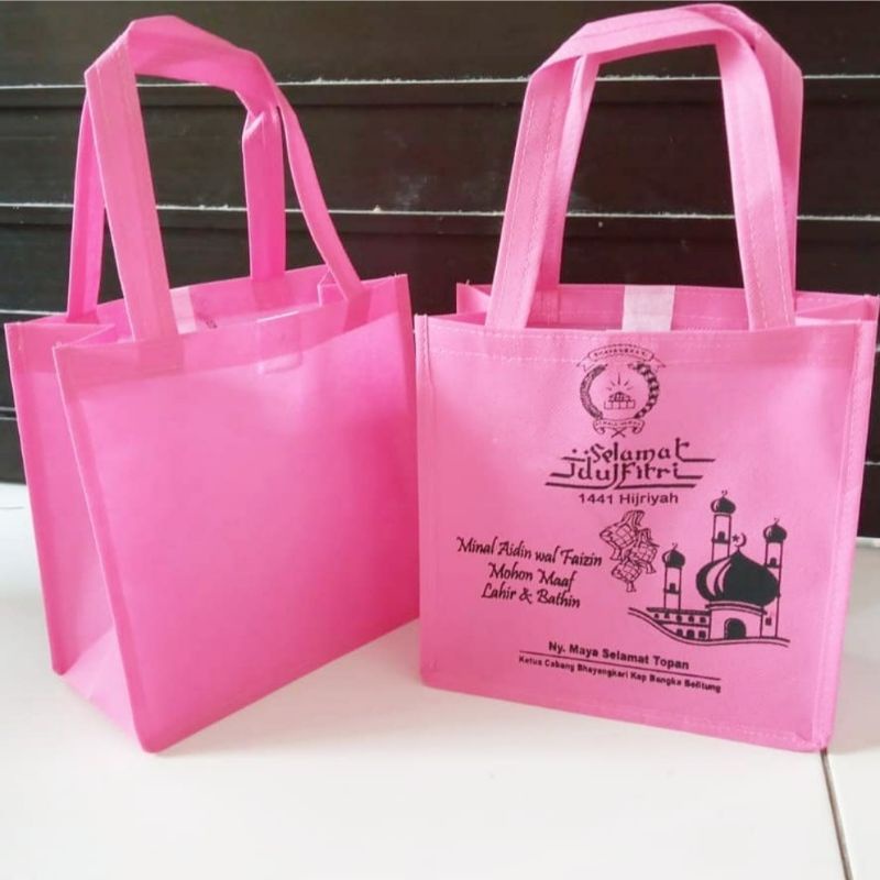 

CUSTOM tas souvenir spunbond+sablon nama Uk. 15x15x25 cm