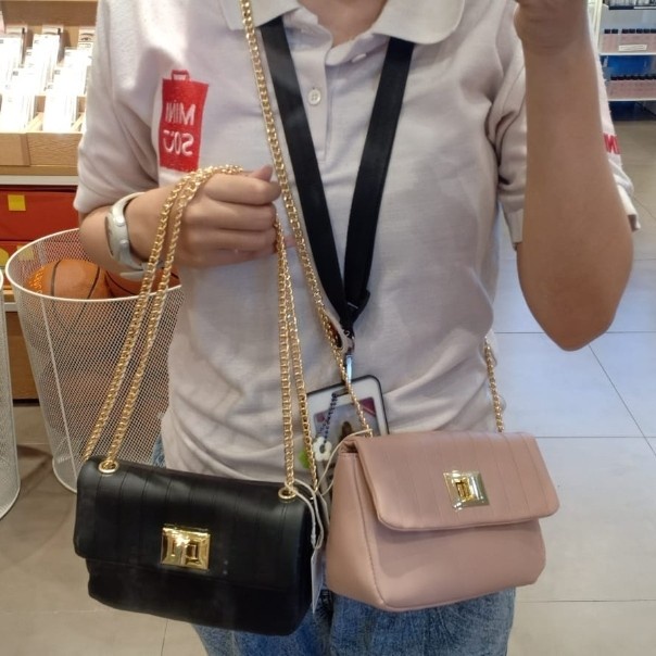 Miniso Debossed Crossbody Shoulder Bag with Chain Tas Selempang - Hitam