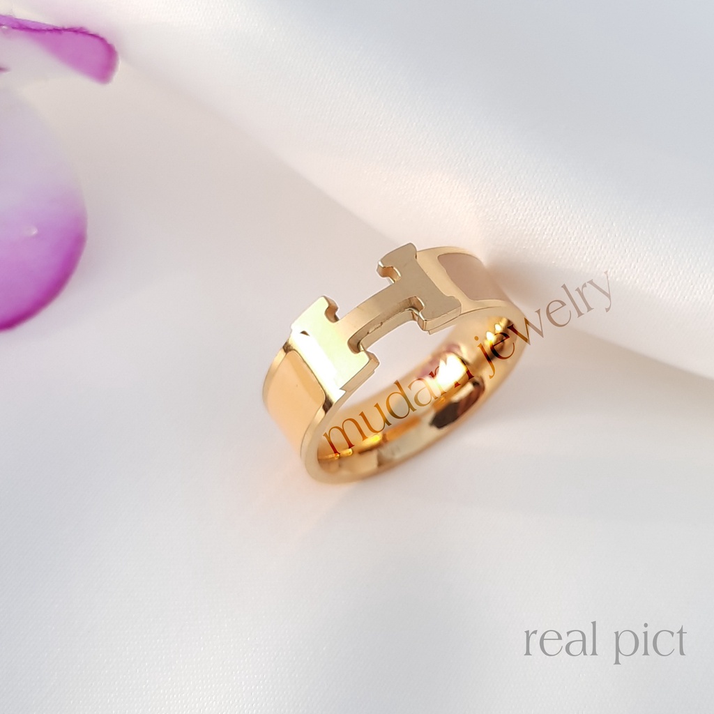 Cincin Titanium Model Huruf &quot; H &quot; Mewah dan Elegan Warna Rose Gold dan Gold