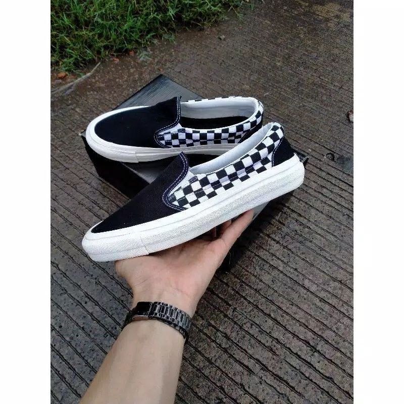 SEPATU POLOS CHECKERBOARD TERLARIS