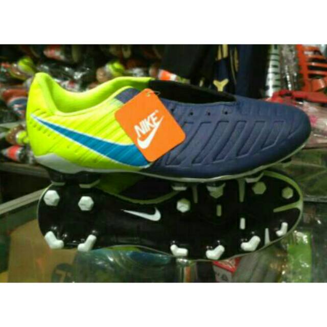 Sepatu bola - sepatu futsal - sepatu olahraga - sepatu sepakbola - sepaty adidas - sepatu nike