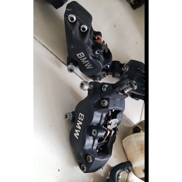 kaliper depan BMW merk brembo 4 piston 4 piston kiri kanan