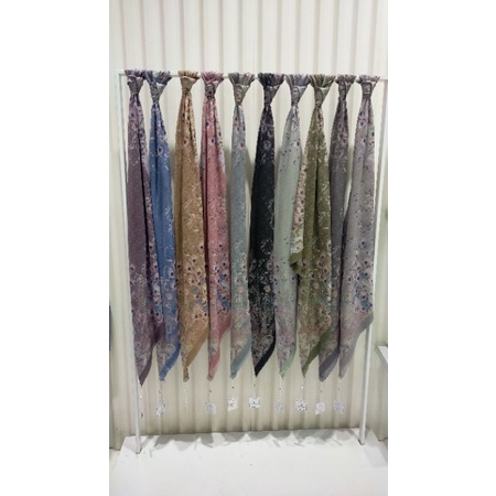 Ederra Black Buttonscarves