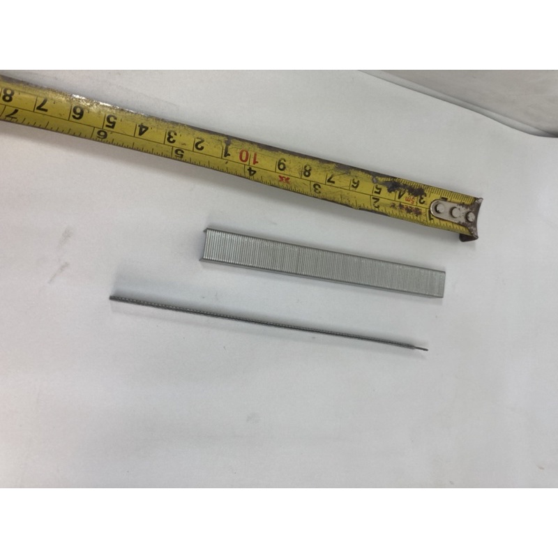 

Isi staples kayu