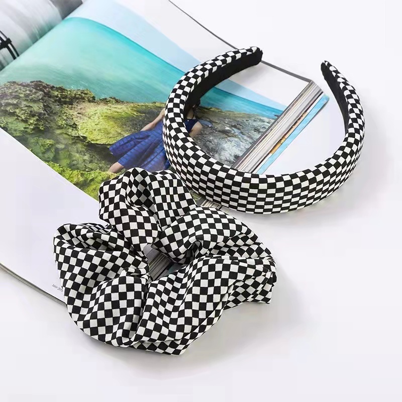 Ikat Rambut Monocrom Scrunchie Motif Papan Catur - Srunchie Kotak-Kotak Retro