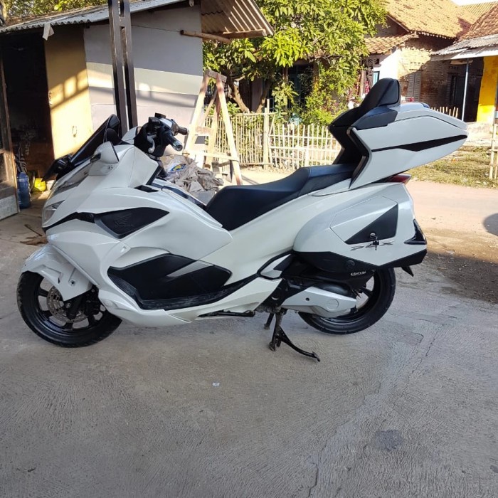 Modifikasi honda pcx lokal 150 baby  goldwings warna putih