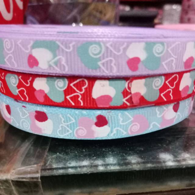 

Pita motif love gandeng