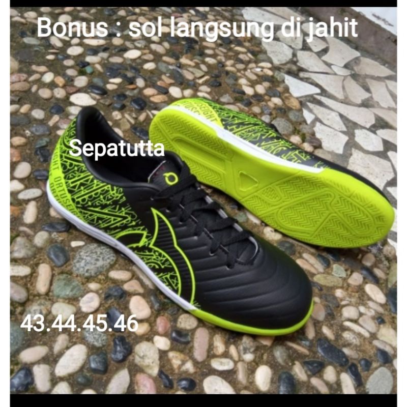 CUCI GUDANG SEPATU FUTSAL UKURAN BESAR .