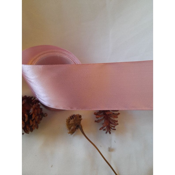 

pita satin warna pink lebar 5cm (harga per 1meter)